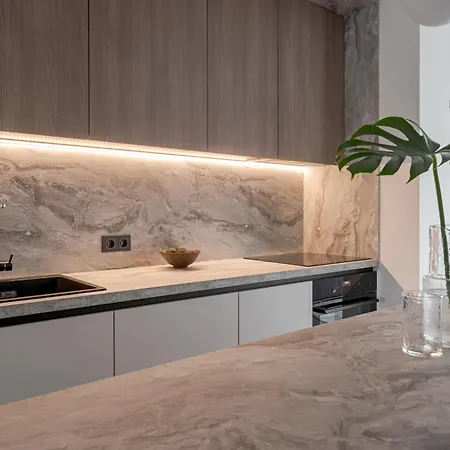 Uptown Quiet 2bed, Full Kitchen, 2desks, Parking, Bath Apartament Wilno