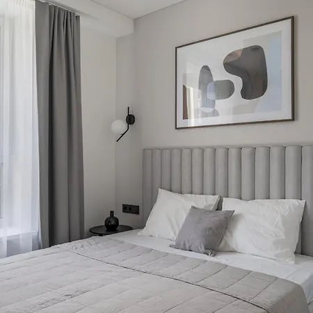Apartament Uptown Quiet 2bed, Full Kitchen, 2desks, Parking, Bath
