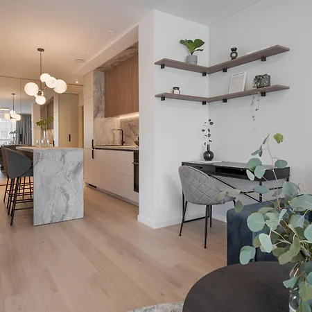 Apartament Uptown Quiet 2bed, Full Kitchen, 2desks, Parking, Bath