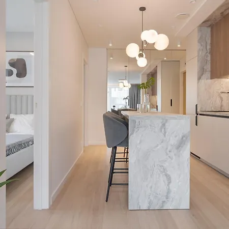 Apartament Uptown Quiet 2bed, Full Kitchen, 2desks, Parking, Bath *