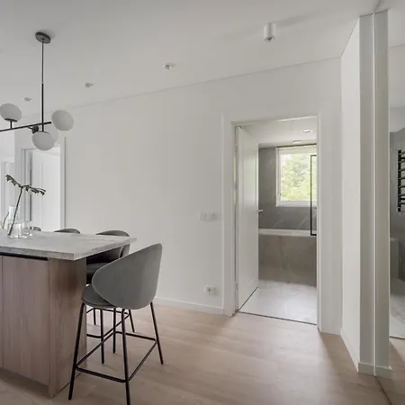 Uptown Quiet 2bed, Full Kitchen, 2desks, Parking, Bath * Wilno
