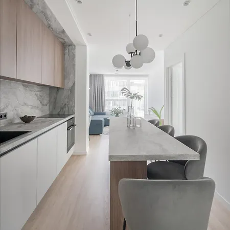 Uptown Quiet 2bed, Full Kitchen, 2desks, Parking, Bath Apartament