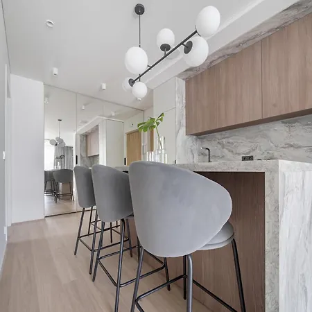Uptown Quiet 2bed, Full Kitchen, 2desks, Parking, Bath Apartament