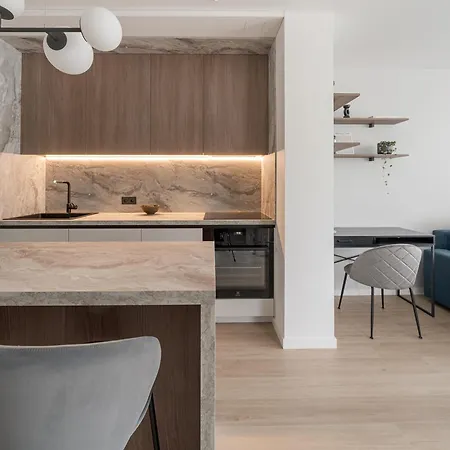 Uptown Quiet 2bed, Full Kitchen, 2desks, Parking, Bath *