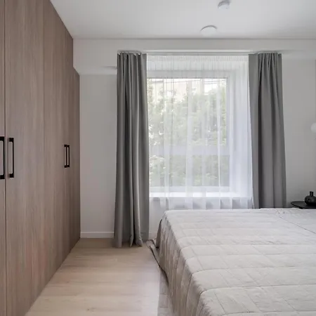 Uptown Quiet 2bed, Full Kitchen, 2desks, Parking, Bath *