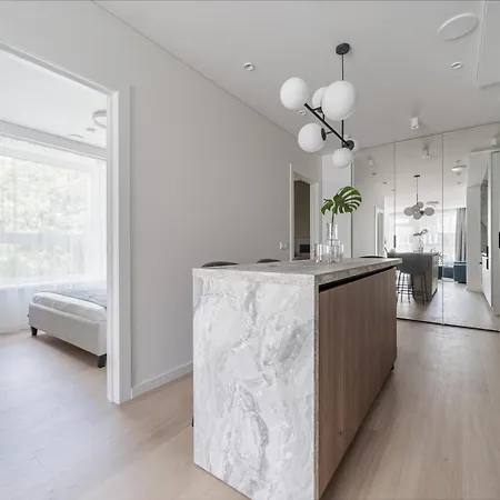 Uptown Quiet 2bed, Full Kitchen, 2desks, Parking, Bath Apartament Wilno