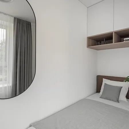 Uptown Quiet 2bed, Full Kitchen, 2desks, Parking, Bath