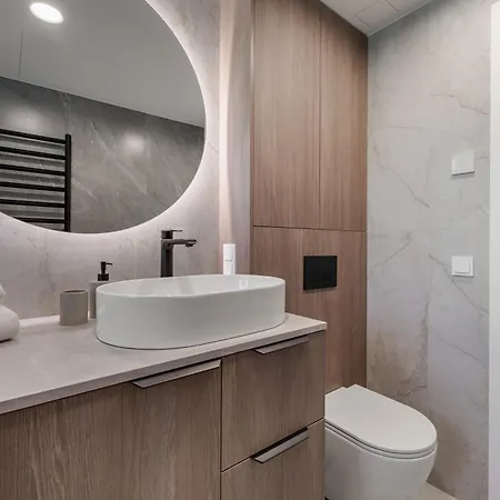 Uptown Quiet 2bed, Full Kitchen, 2desks, Parking, Bath Apartament