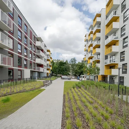 Uptown Quiet 2bed, Full Kitchen, 2desks, Parking, Bath Apartament Wilno